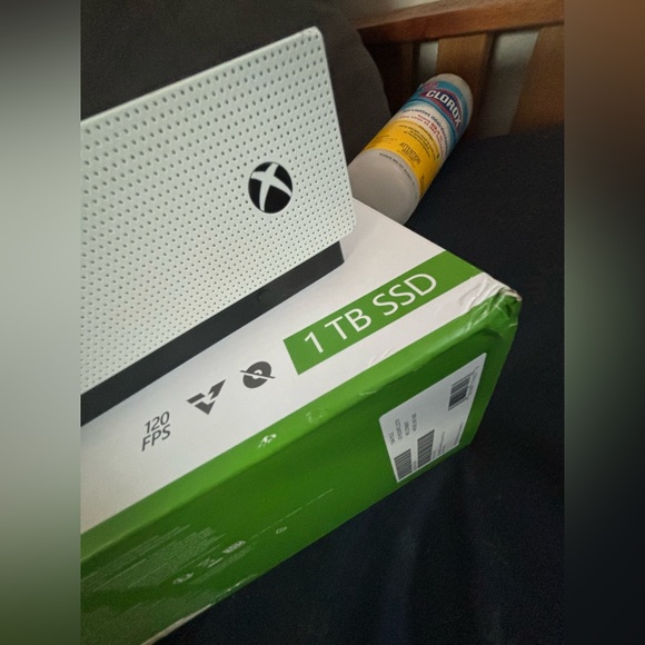 Selling Xbox one s 1 TB - Picture 3 of 4